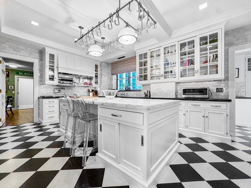 One of Chicago's finest cooperative residences, this - photo 16