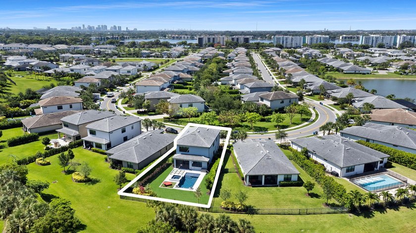 Discover this stunning 3BR/2.5BA pool home in the sought-after - photo 13