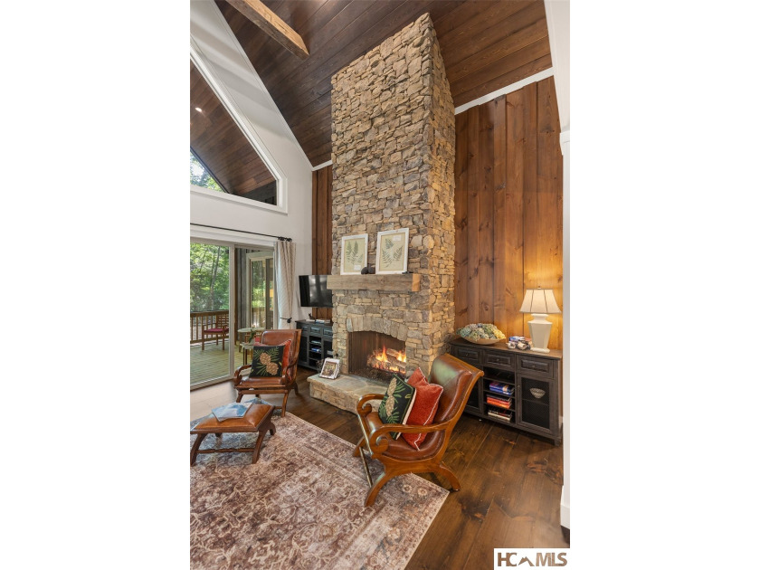 Thoughtfully built by renowned Ferncreek Builders, this - photo 11