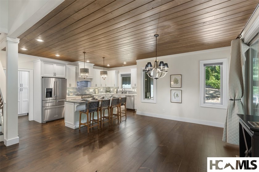 Thoughtfully built by renowned Ferncreek Builders, this - photo 12