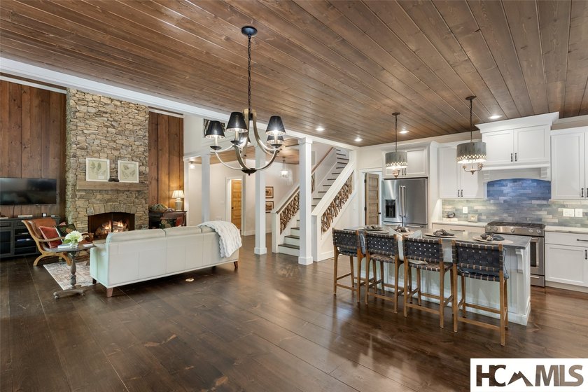 Thoughtfully built by renowned Ferncreek Builders, this - photo 13
