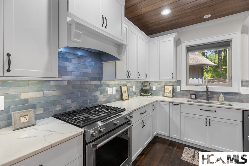 Thoughtfully built by renowned Ferncreek Builders, this - photo 22