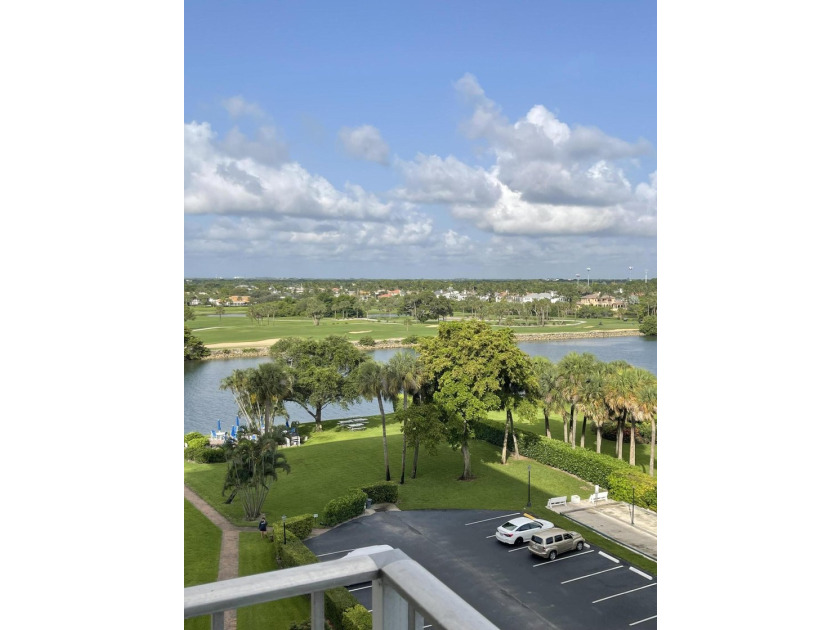 Welcome to this well-appointed 2/2 unit located in the Gemini in - photo 3