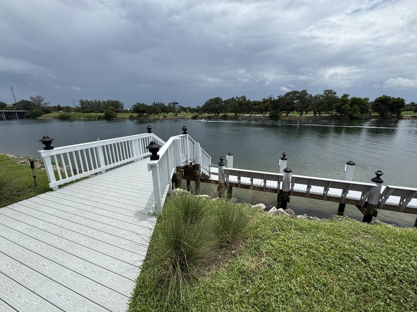Welcome to this well-appointed 2/2 unit located in the Gemini in - photo 4