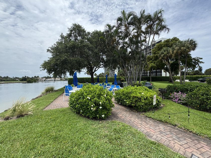 Welcome to this well-appointed 2/2 unit located in the Gemini in - photo 5