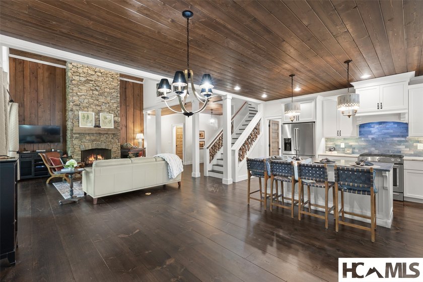 Thoughtfully built by renowned Ferncreek Builders, this - photo 27