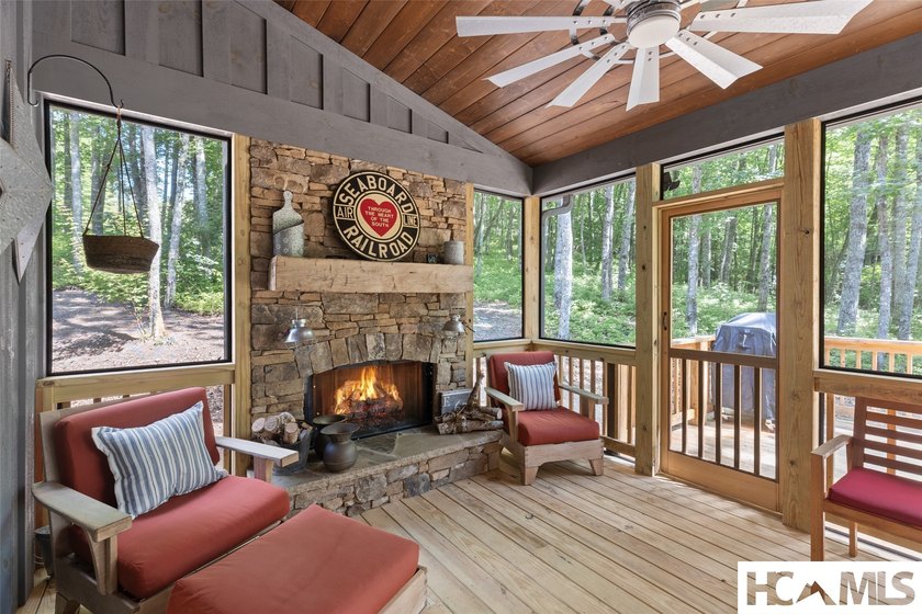Thoughtfully built by renowned Ferncreek Builders, this - photo 28