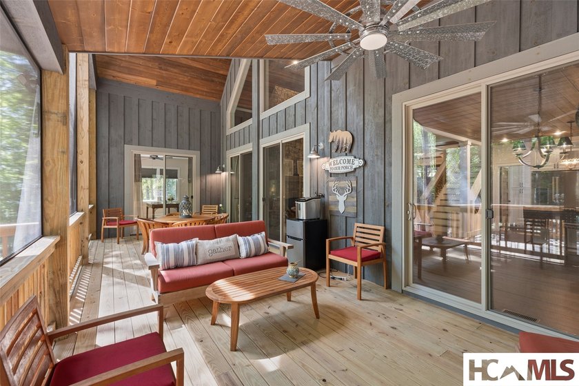 Thoughtfully built by renowned Ferncreek Builders, this - photo 29