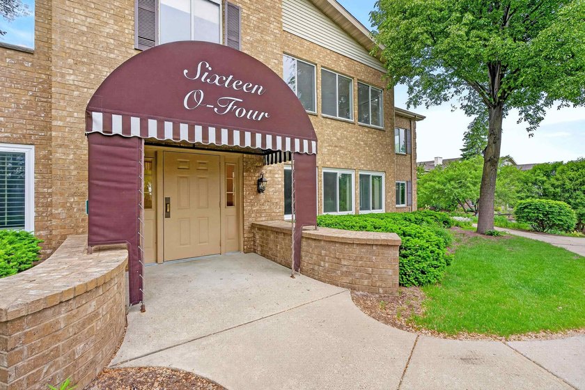 Beautiful luxury condominium home in East Madison's sought after - photo 33
