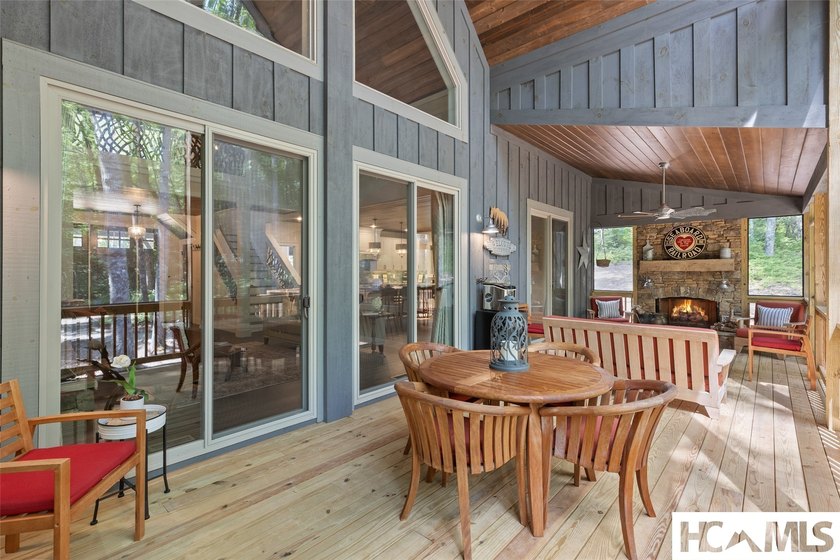 Thoughtfully built by renowned Ferncreek Builders, this - photo 35