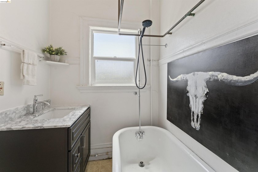 A 1909 Victorian fourplex in the heart of downtown Oakland - photo 8