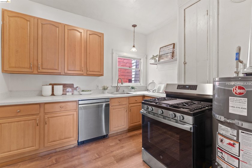 A 1909 Victorian fourplex in the heart of downtown Oakland - photo 9