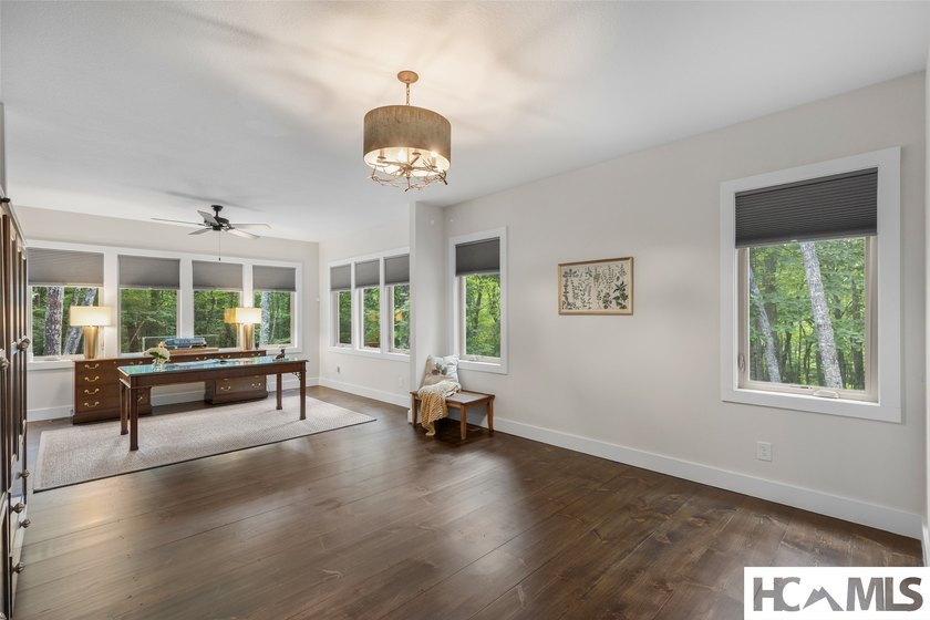 Thoughtfully built by renowned Ferncreek Builders, this - photo 43