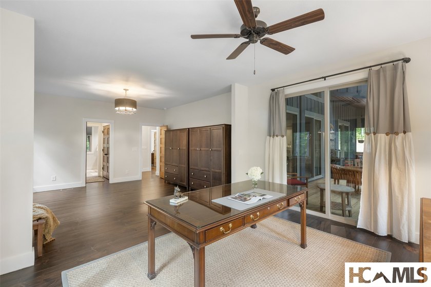 Thoughtfully built by renowned Ferncreek Builders, this - photo 47
