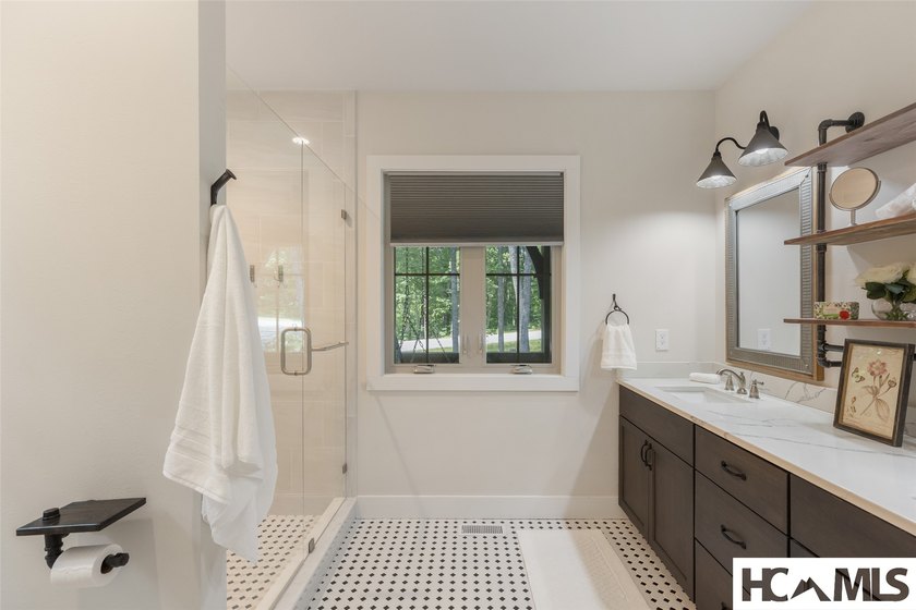 Thoughtfully built by renowned Ferncreek Builders, this - photo 50