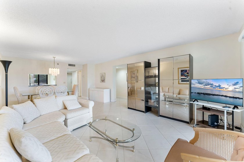 Beautifully updated condo in desirable Huntington Lakes - photo 3