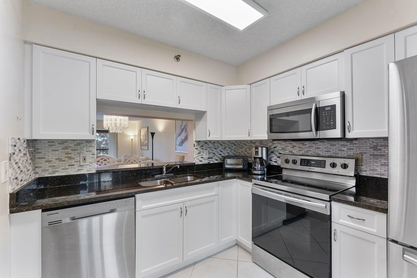 Beautifully updated condo in desirable Huntington Lakes - photo 5