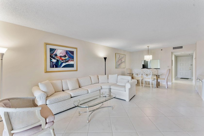 Beautifully updated condo in desirable Huntington Lakes - photo 7