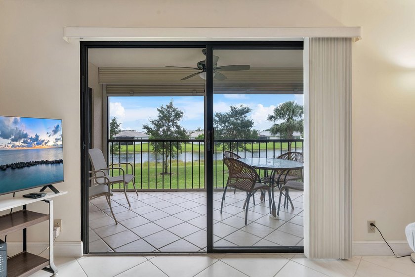 Beautifully updated condo in desirable Huntington Lakes - photo 8