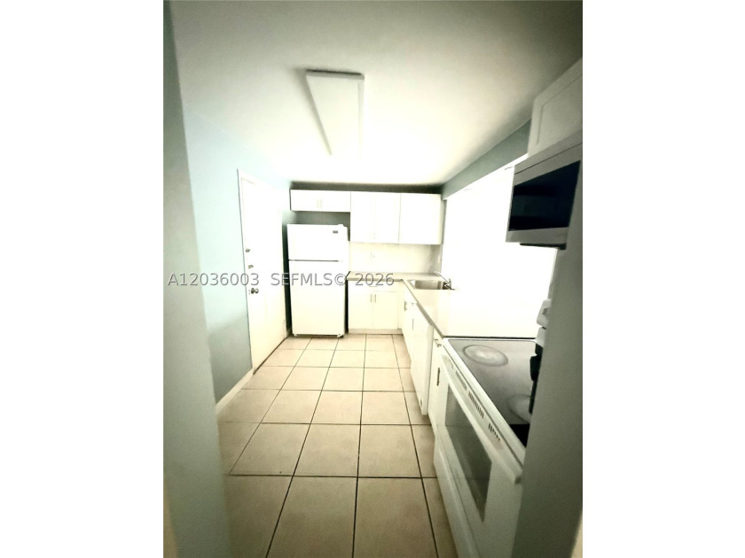 Rarely available !st. floor corner unit with a large patio in - photo 3
