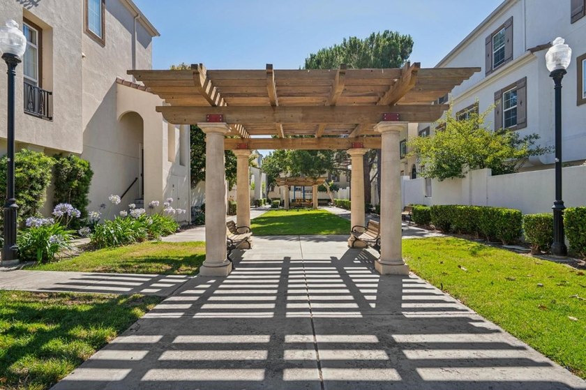 Gorgeous Remodeled Townhome - The Large Model at Parc Metro - - photo 34