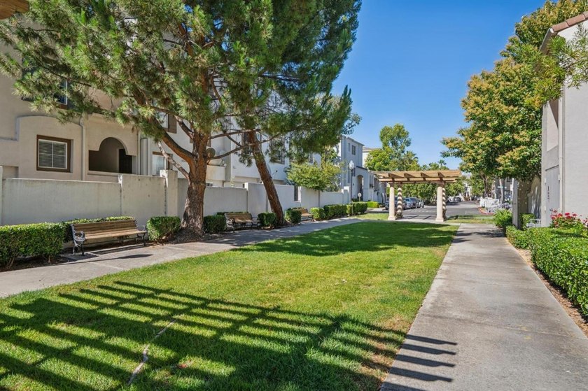 Gorgeous Remodeled Townhome - The Large Model at Parc Metro - - photo 38
