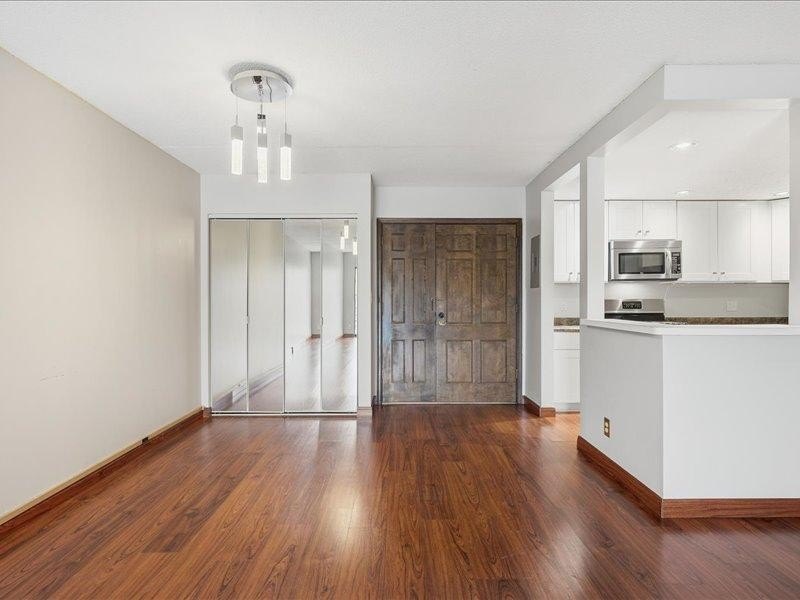 Move in ready 2 bedroom, 2 bath condo in desirable Edina - photo 4