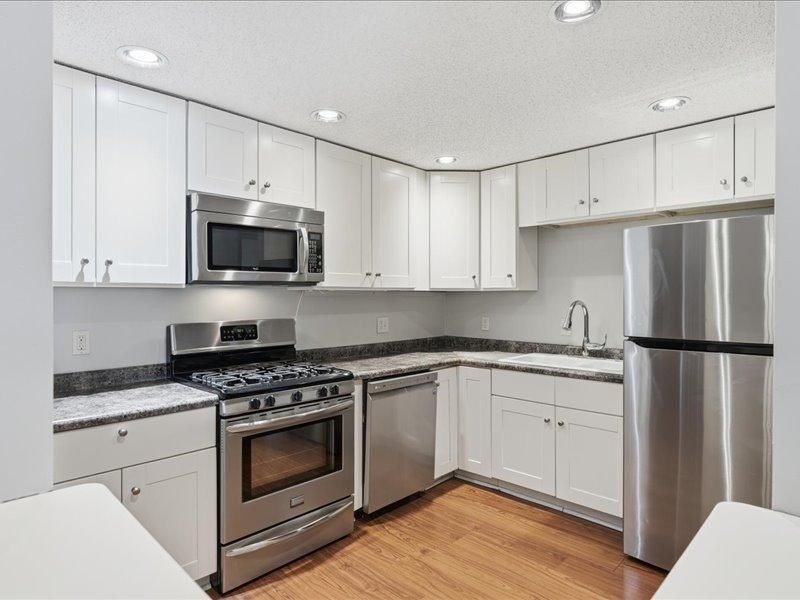 Move in ready 2 bedroom, 2 bath condo in desirable Edina - photo 7