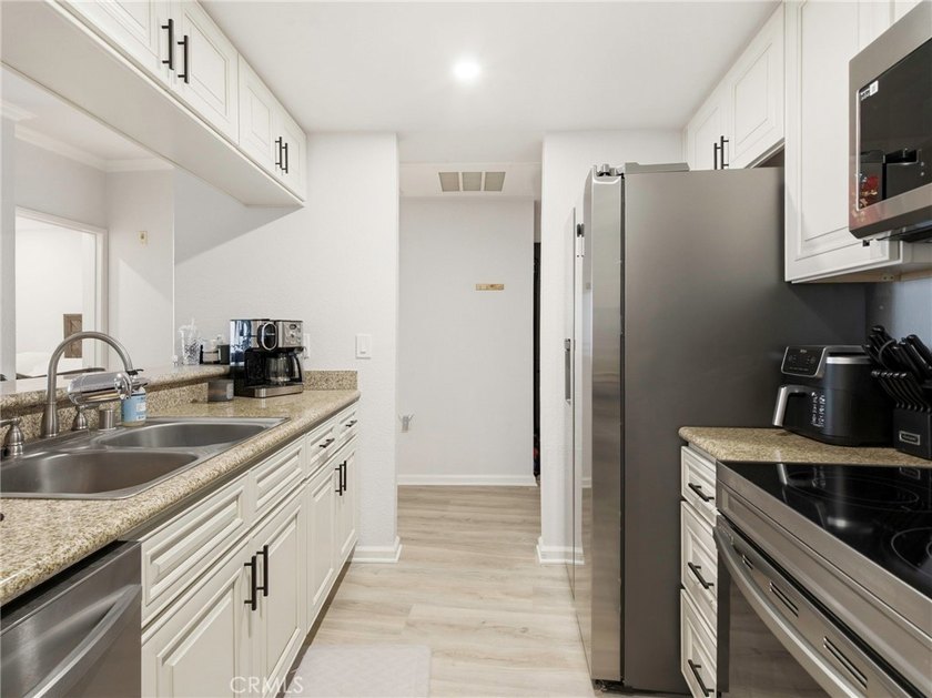 FHA &amp; VA APPROVED! Welcome to 838 Pine Ave #215, a beautifully - photo 6