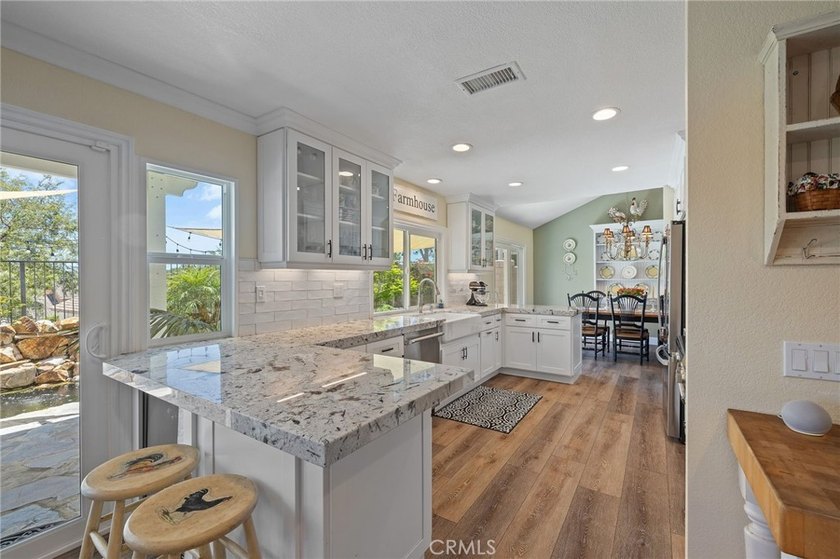 Beautifully remodeled 3 bedroom, 2.5 bath view home in Pacific - photo 6