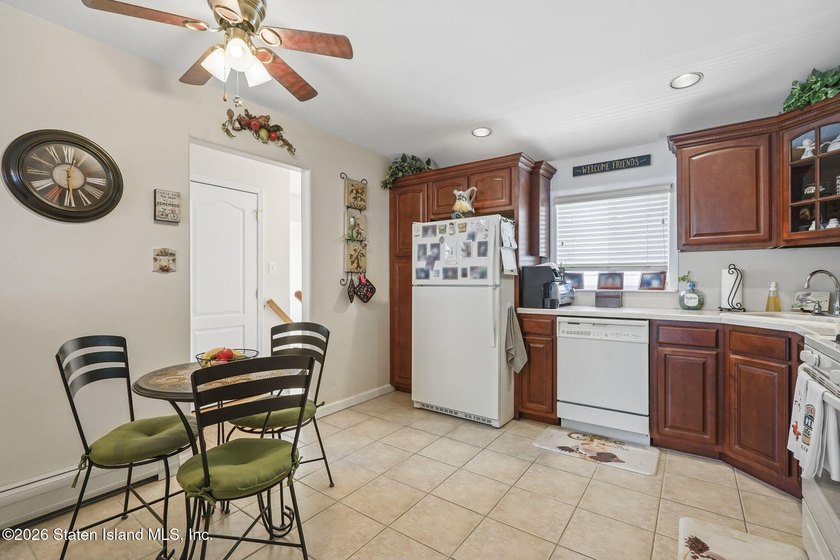 Welcome to this stunning and meticulously maintained 6-over-6 - photo 11
