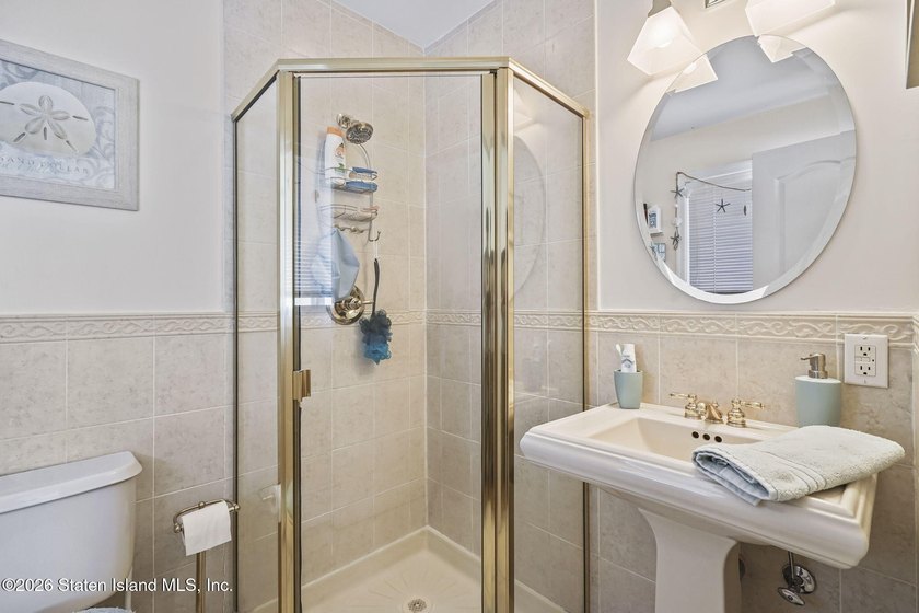 Welcome to this stunning and meticulously maintained 6-over-6 - photo 21