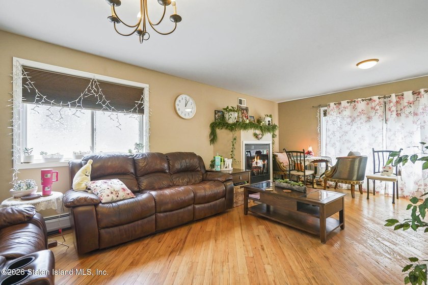 Welcome to this stunning and meticulously maintained 6-over-6 - photo 23