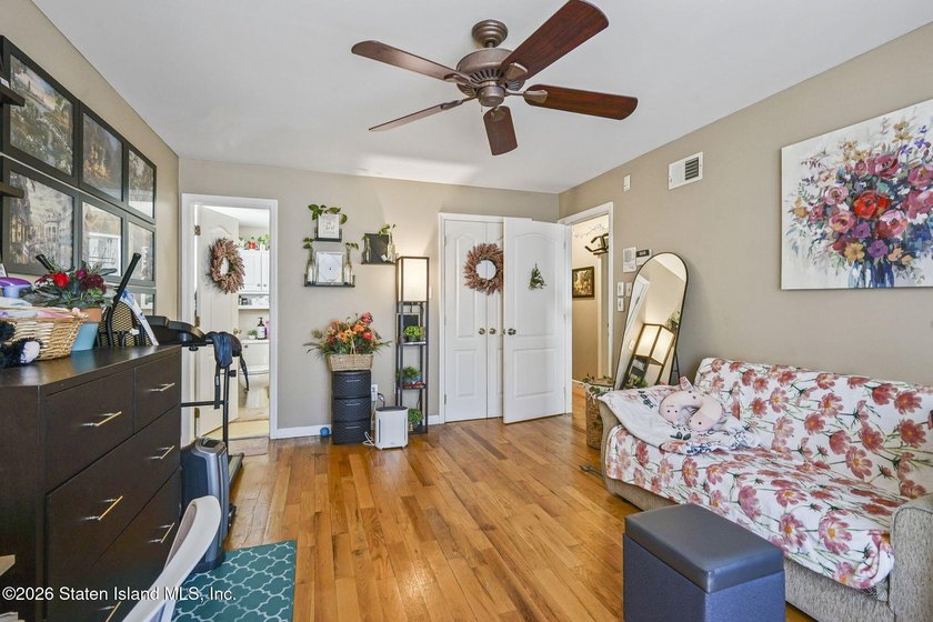 Welcome to this stunning and meticulously maintained 6-over-6 - photo 29