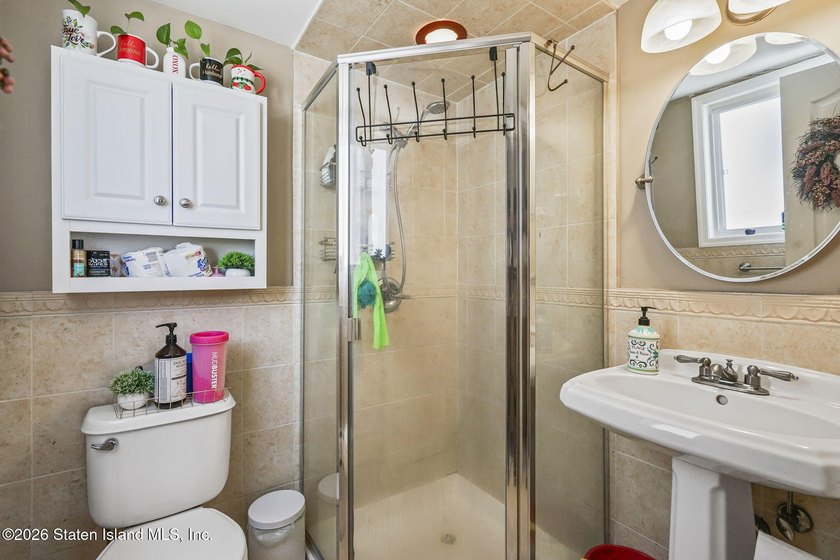 Welcome to this stunning and meticulously maintained 6-over-6 - photo 30