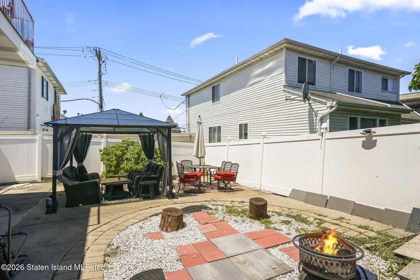 Welcome to this stunning and meticulously maintained 6-over-6 - photo 33