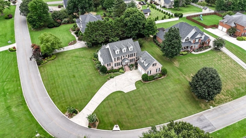 Stunning 4-Bedroom Home in Highland Pointe - Space to Grow, Play - photo 3