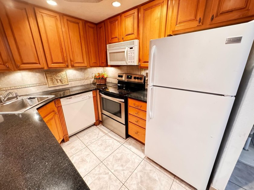 Bright &amp; inviting two-bedroom, two-bath condo in the heart of - photo 4