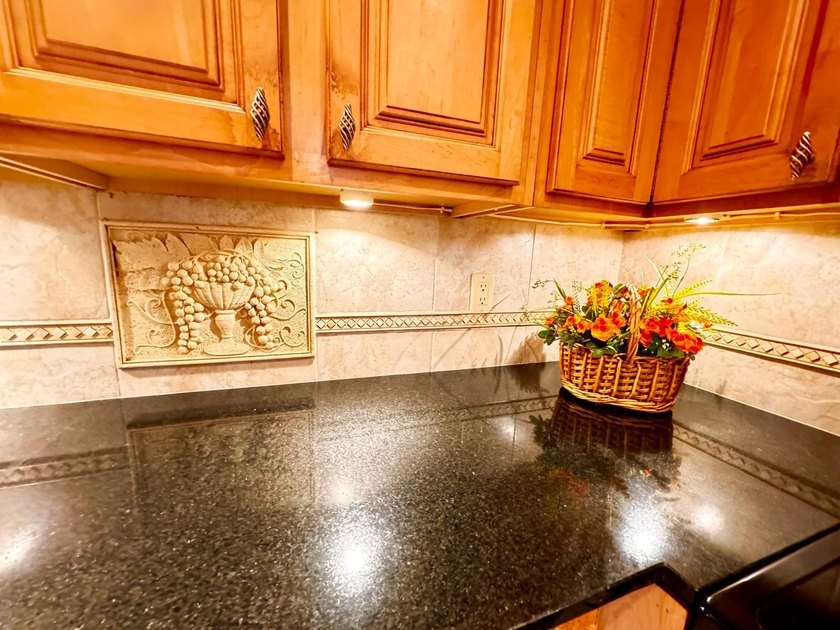 Bright &amp; inviting two-bedroom, two-bath condo in the heart of - photo 6