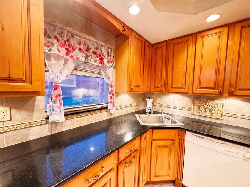 Bright &amp; inviting two-bedroom, two-bath condo in the heart of - photo 7