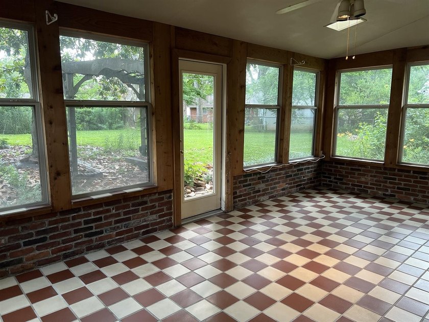 WOW! Space galore in this spacious home offering 4 bedrooms, 2 - photo 20