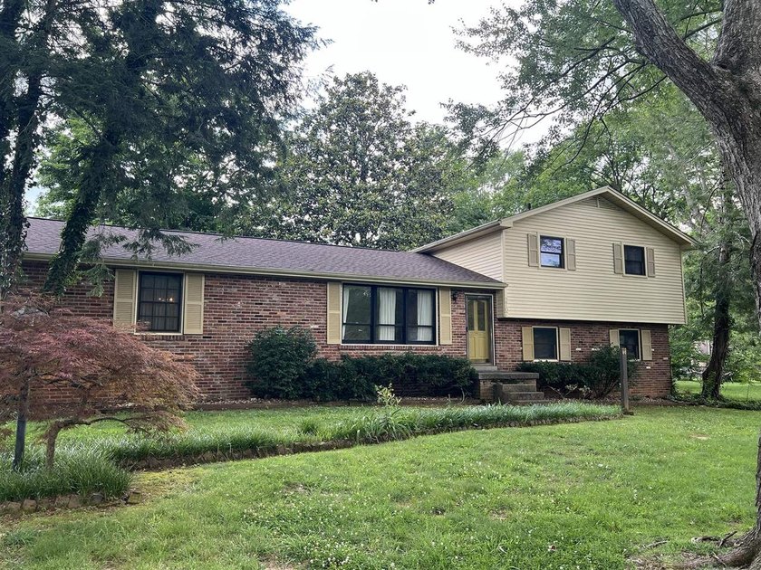 WOW! Space galore in this spacious home offering 4 bedrooms, 2 - photo 23