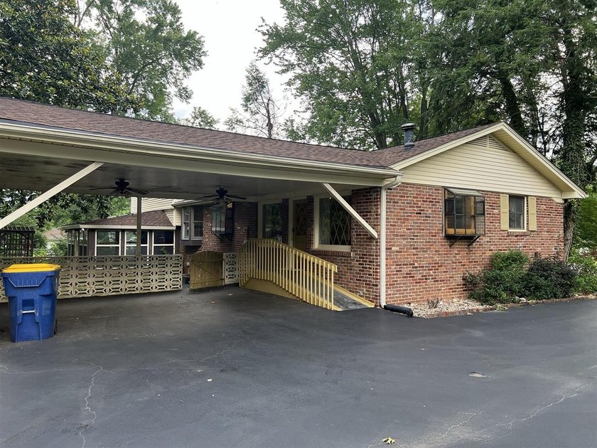 WOW! Space galore in this spacious home offering 4 bedrooms, 2 - photo 24