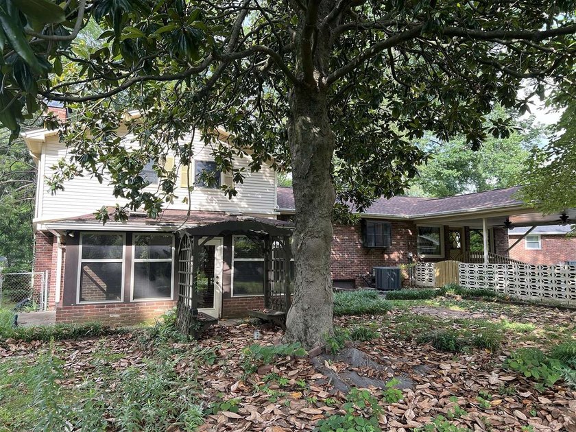 WOW! Space galore in this spacious home offering 4 bedrooms, 2 - photo 26