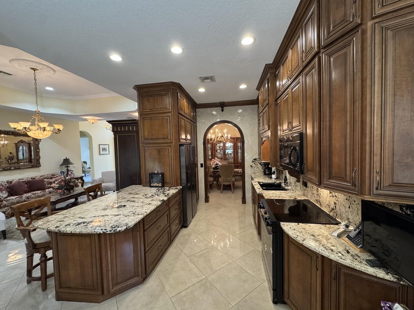 Welcome Home to Luxury and Comfort! Step into this stunning - photo 6