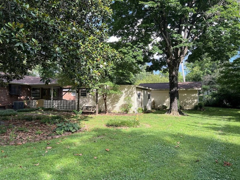 WOW! Space galore in this spacious home offering 4 bedrooms, 2 - photo 27