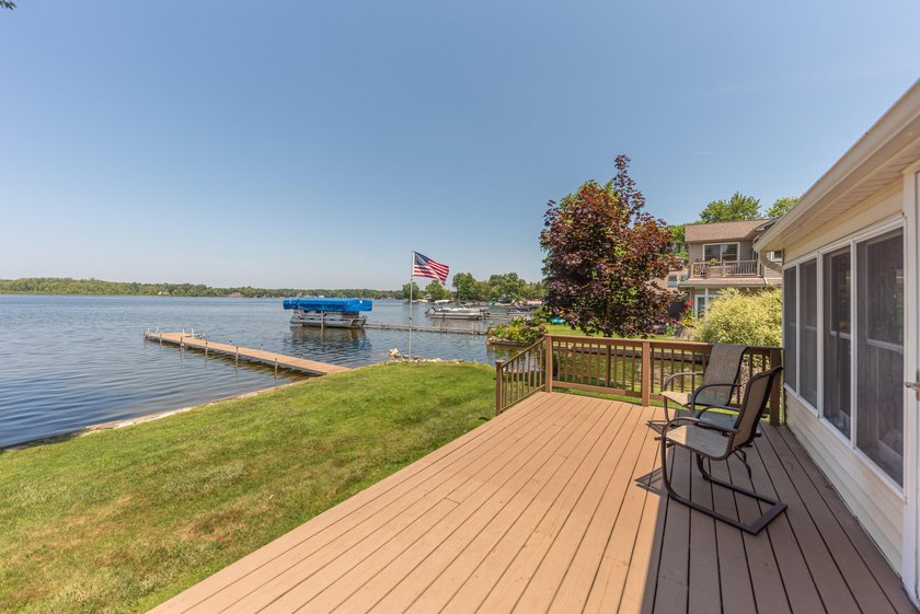 Welcome to this 3-bedroom, 2-bathroom waterfront residence in - photo 5