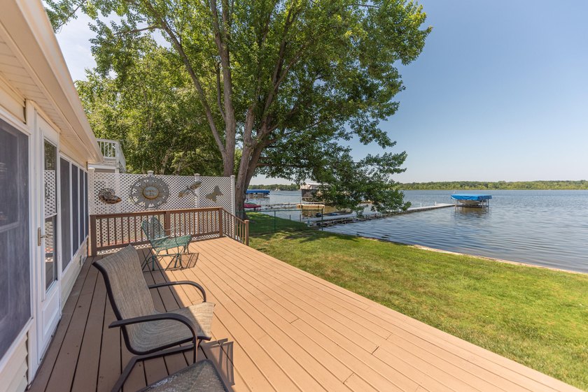 Welcome to this 3-bedroom, 2-bathroom waterfront residence in - photo 6
