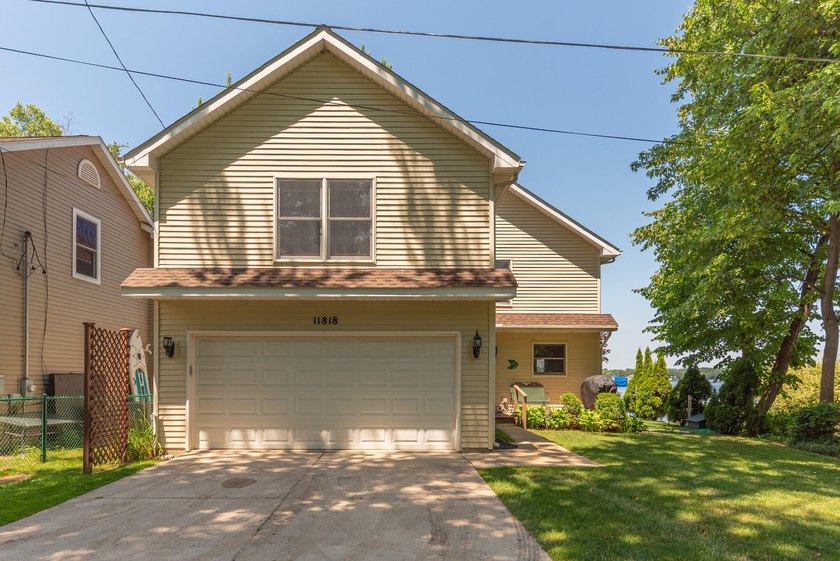 Welcome to this 3-bedroom, 2-bathroom waterfront residence in - photo 8