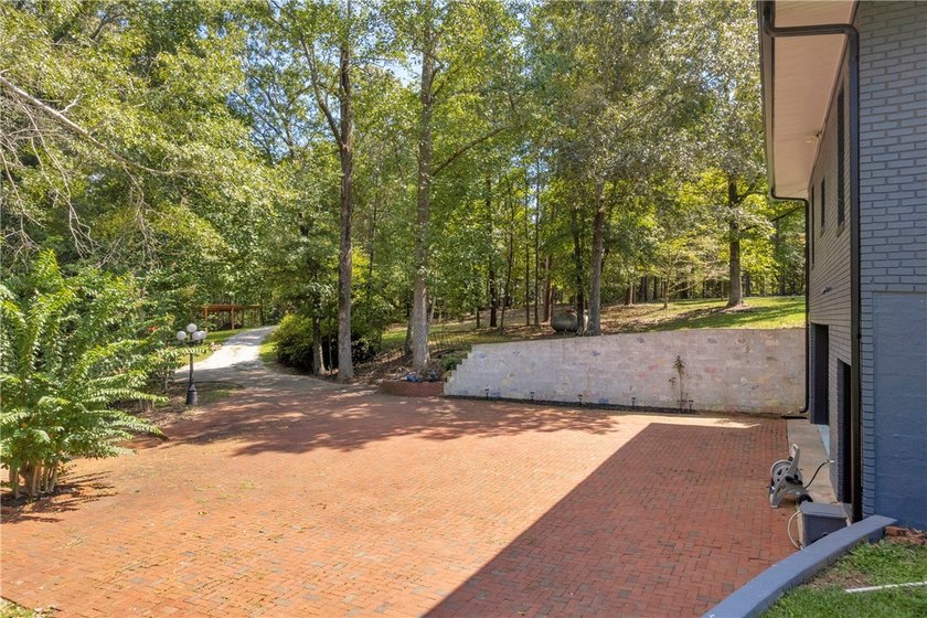 Thoughtfully Updated Lakeview Retreat Tucked away in the heart - photo 11